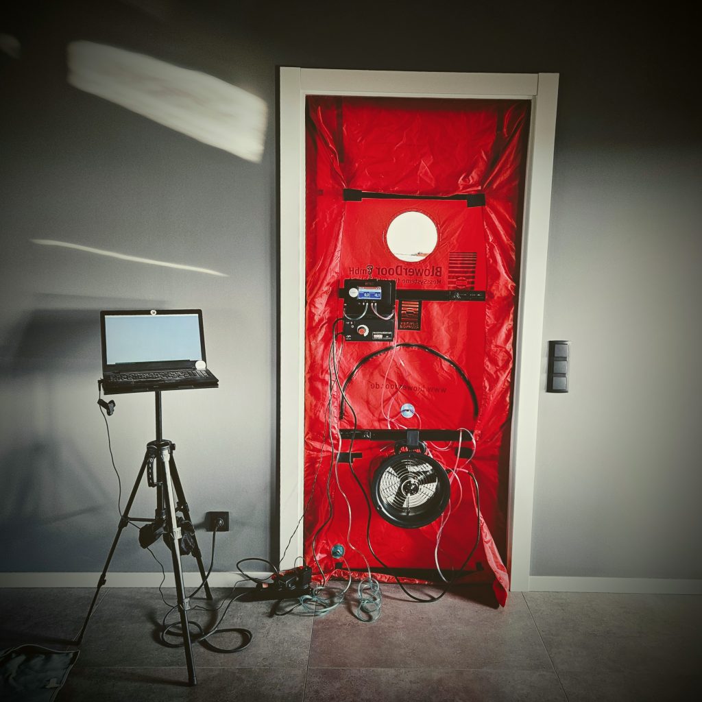 Ensayo de hermeticidad al aire (Blower Door) instalado en la puerta de una vivienda, método conforme a UNE-EN ISO 9972:2019.