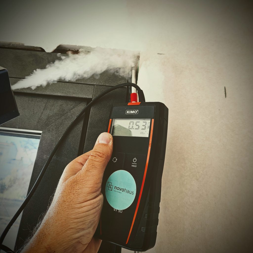 Control hermeticidad aire instalacion ventana con humo anemometro