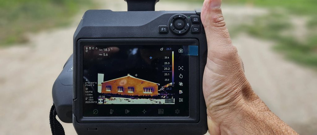 Termografía de la fachada de una vivienda con cámara HIKMICRO SP60 mostrando el comportamiento térmico de la envolvente
