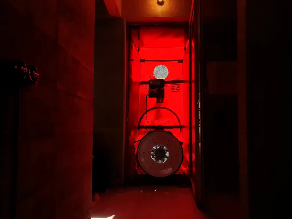 Ensayo de hermeticidad al aire (Blower Door) con ventilador calibrado y membrana de obturación instalados en la puerta de una vivienda; evidencia que produce el método A.I.R.E., según UNE-EN ISO 9972:2019.
