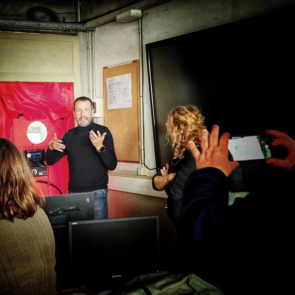 Xavier Jaime Novo, Arquitecto Técnico y termógrafo, explicando un ensayo de hermeticidad al aire con equipo Blower Door durante una sesión de formación.